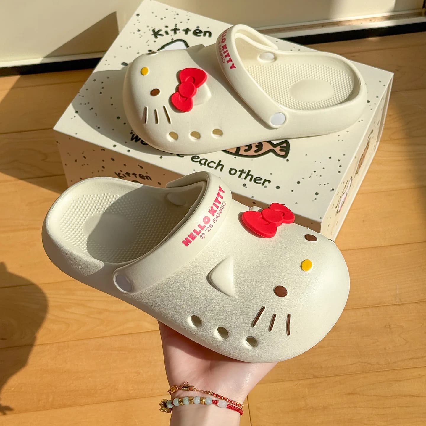 Hello Kitty fashion slippers, non-slip thick-soled platform sandals, closed-toe mesh shoes, ideal for home and travel