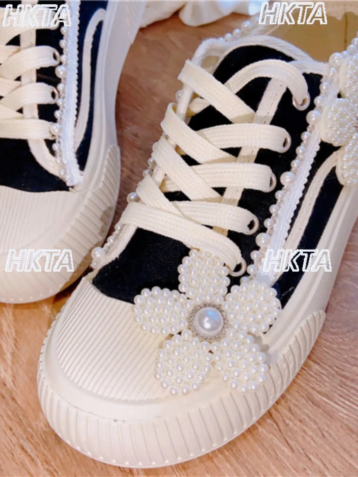Scarpe Casual in Tela Bianche e Nere con Fiore di Perle a Contrasto, Nuove Primavera 2026, Punta Tonda, Fondo Piatto, Allacciate, da Donna