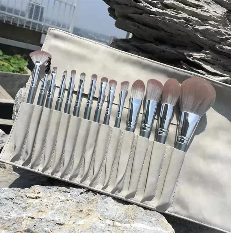 Set di 14 pennelli per il trucco: pennelli per occhi, viso, ombretto, sopracciglia, eyeliner, fondotinta, cipria, fard, illuminante e labbra.