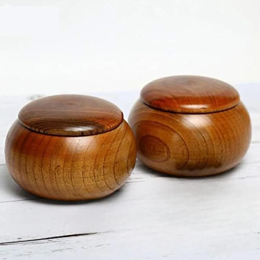 Una coppia di pezzi da gioco Go in legno, ciotola, barattolo di legno di giuggiola vintage