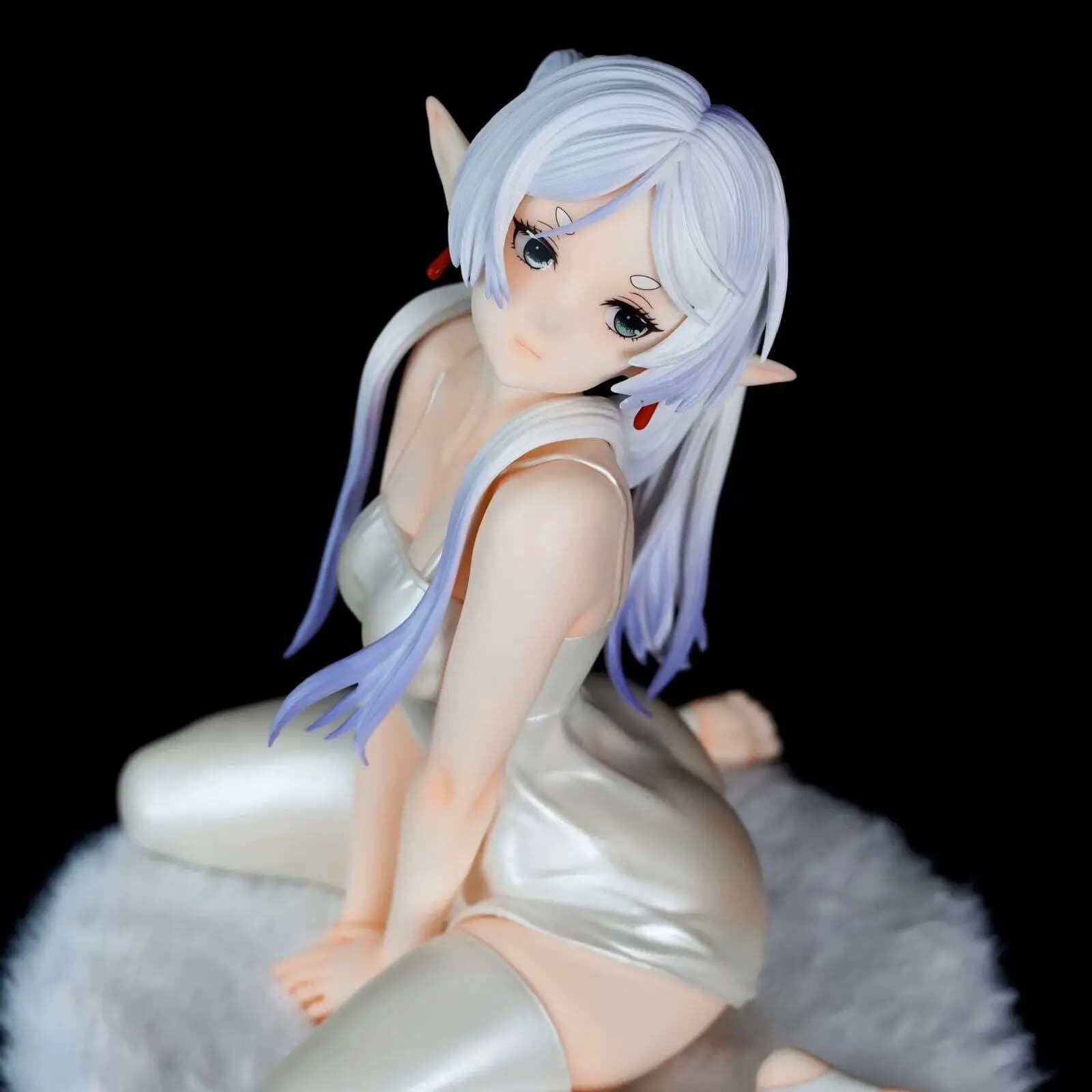 High Quality Pajamas Frieren Anime Figure Resin Eyes Doll With Fluffy Mat Desktop Pc Case Ornament Collectible Model Toy Gifts