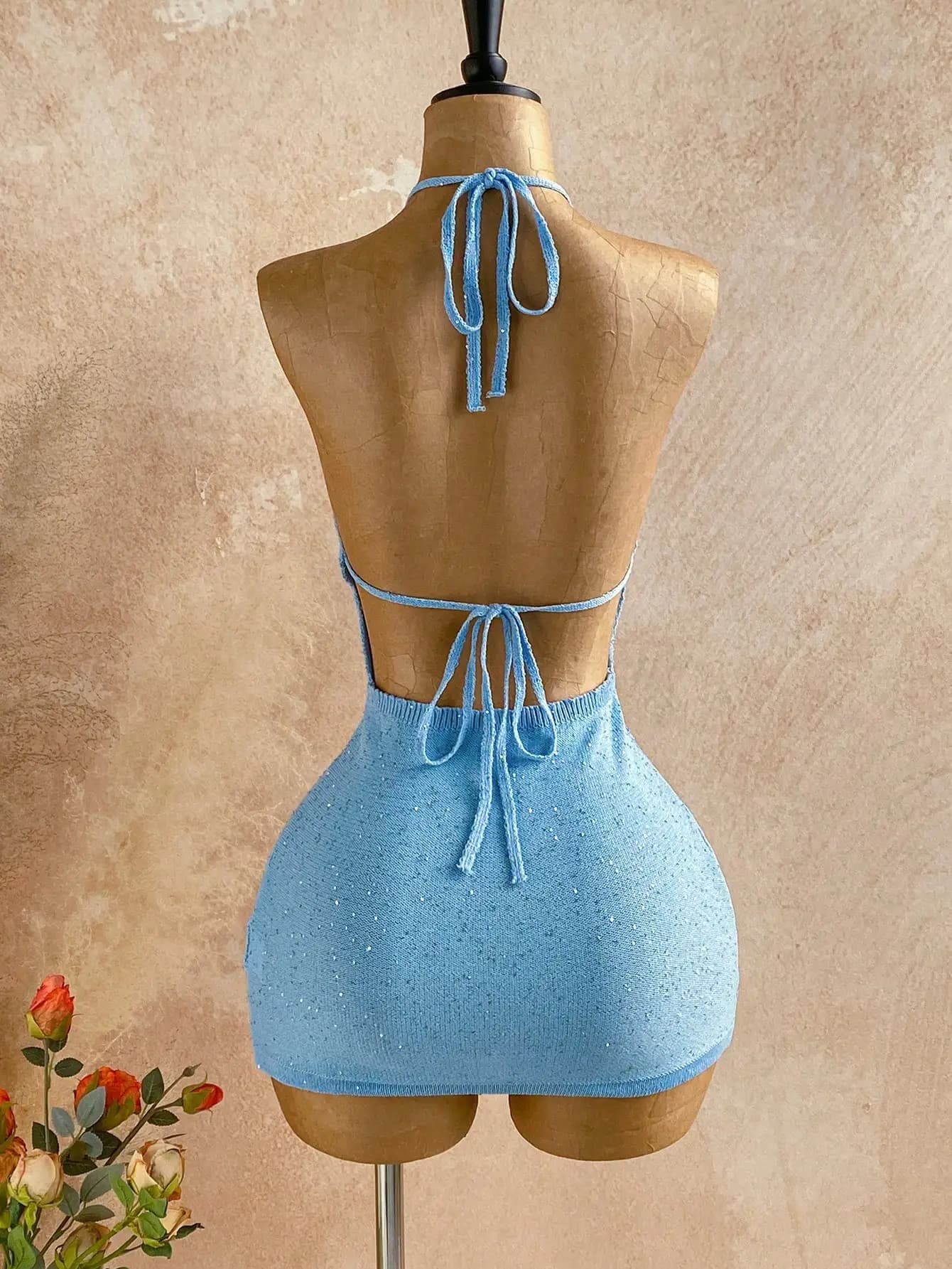 Abito da donna all'uncinetto con scollo all'americana, orlo arricciato e decorazioni di stelle marine con paillettes