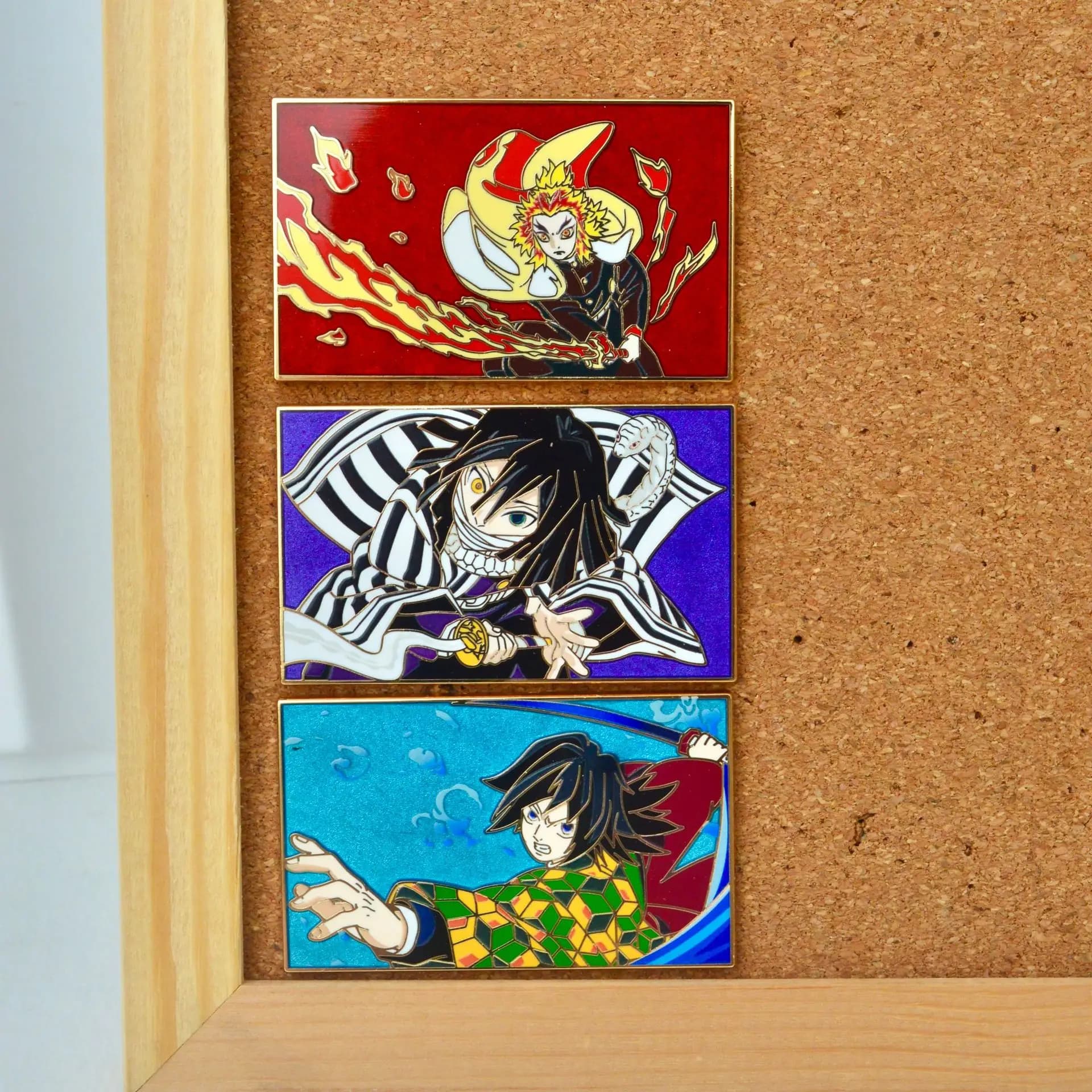 Spille Anime Demon Slayer, Ciondoli e Distintivi di Tomioka Giyuu, Spille Kimetsu No Yaiba per Zaini, Borse, Abbigliamento, Giocattoli Cosplay e Regali