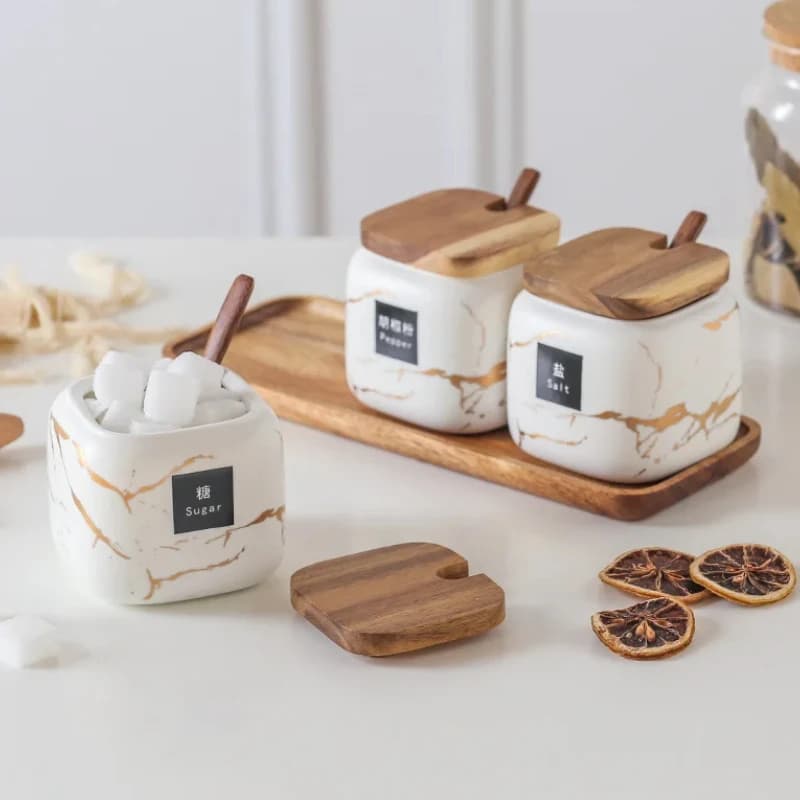 Set di condimenti in marmo: saleiera in ceramica nordica e contenitori per alimenti per riporre la cucina e un'organizzazione elegante