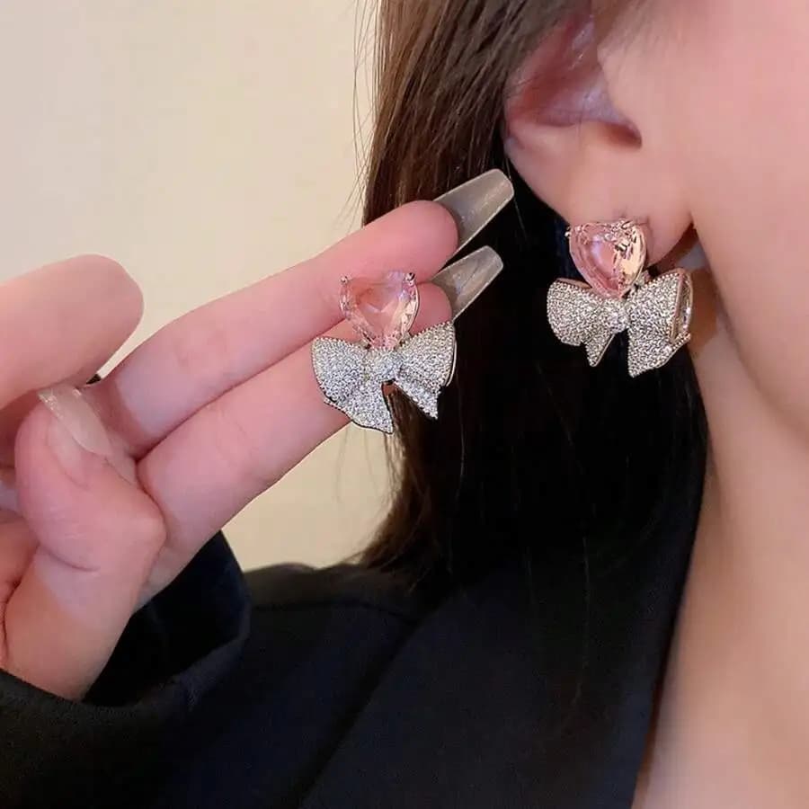 Orecchini pendenti con cuore rosa in cristallo e fiocco scintillante per donna