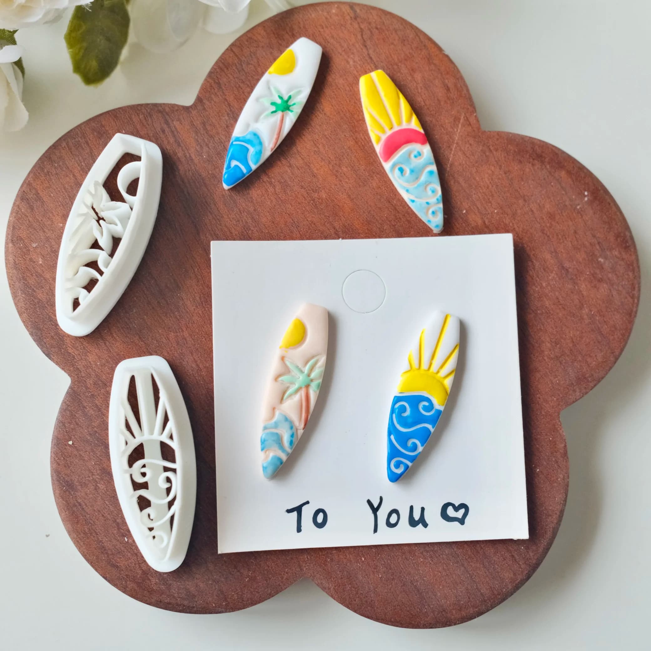 1pc Taglierine per argilla polimerica per tavola da surf in rilievo per orecchini e creazione di gioielli, stampi per argilla ceramica con design a palme per tavola da surf estiva