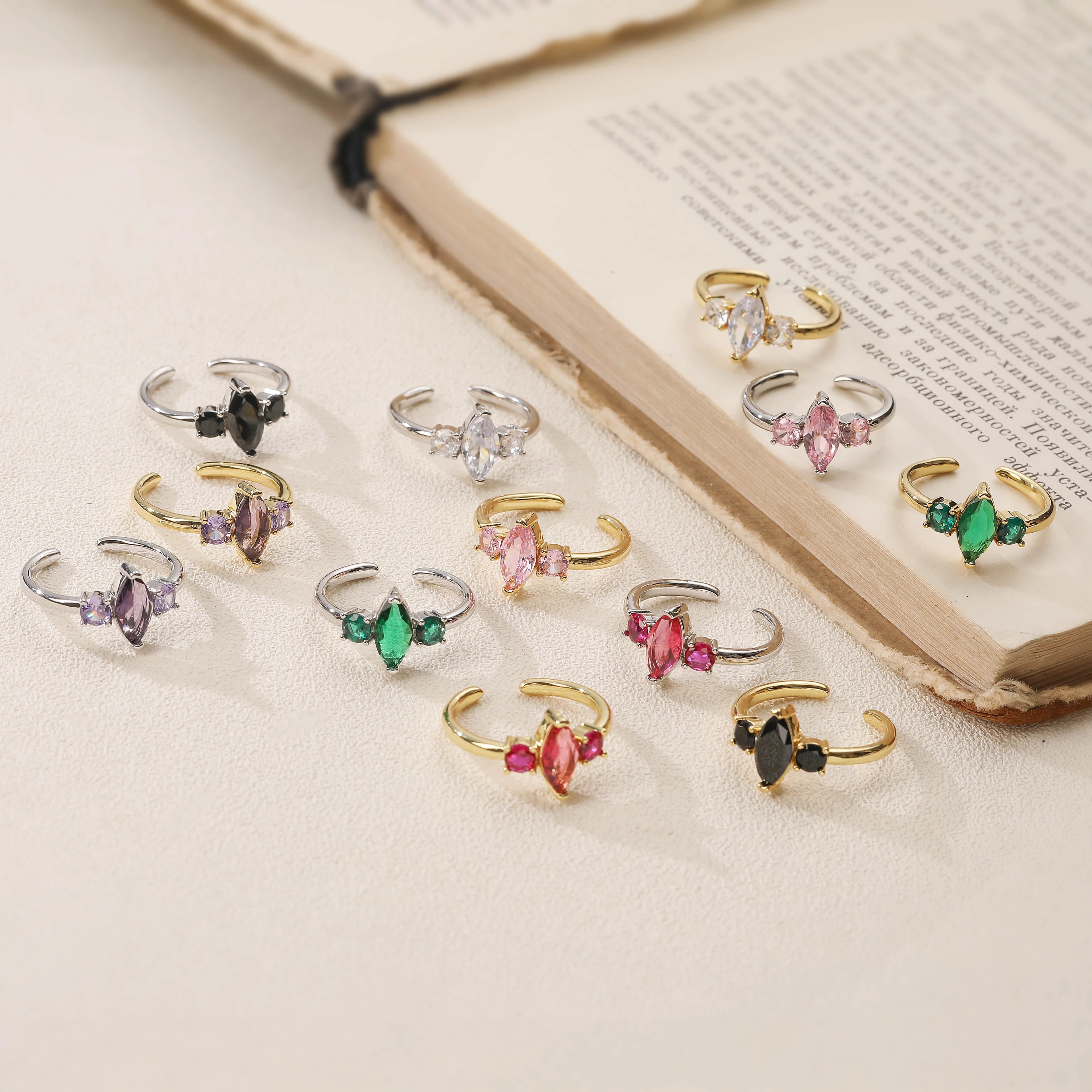 Elegante Anello Aperto con Zirconia Cubica Taglio Marquise, Placcato Oro 18K, in Ottone, Delicato e Regolabile, per Donne, Matrimoni e Regali Nuziali