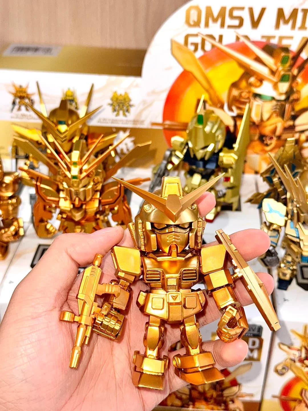 Nuovo in Stock Autentico Bandai Qmsv Mini Gold Team Serie Luxury Golden Team Blind Box Ornamento da Scrivania Modellino da Collezione Giocattolo