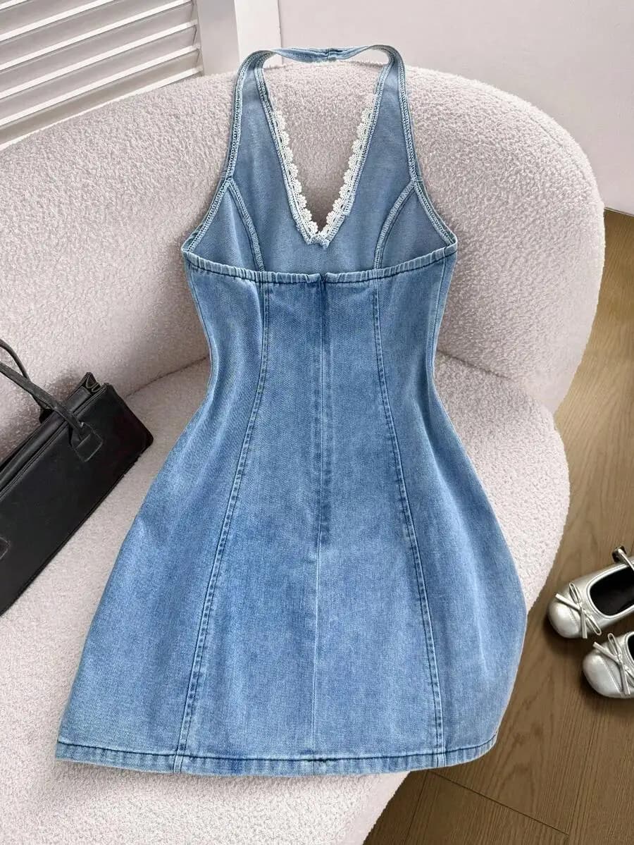 Abito mini aderente in denim da donna con scollo all'americana e finiture in pizzo, blu, outfit casual estivo