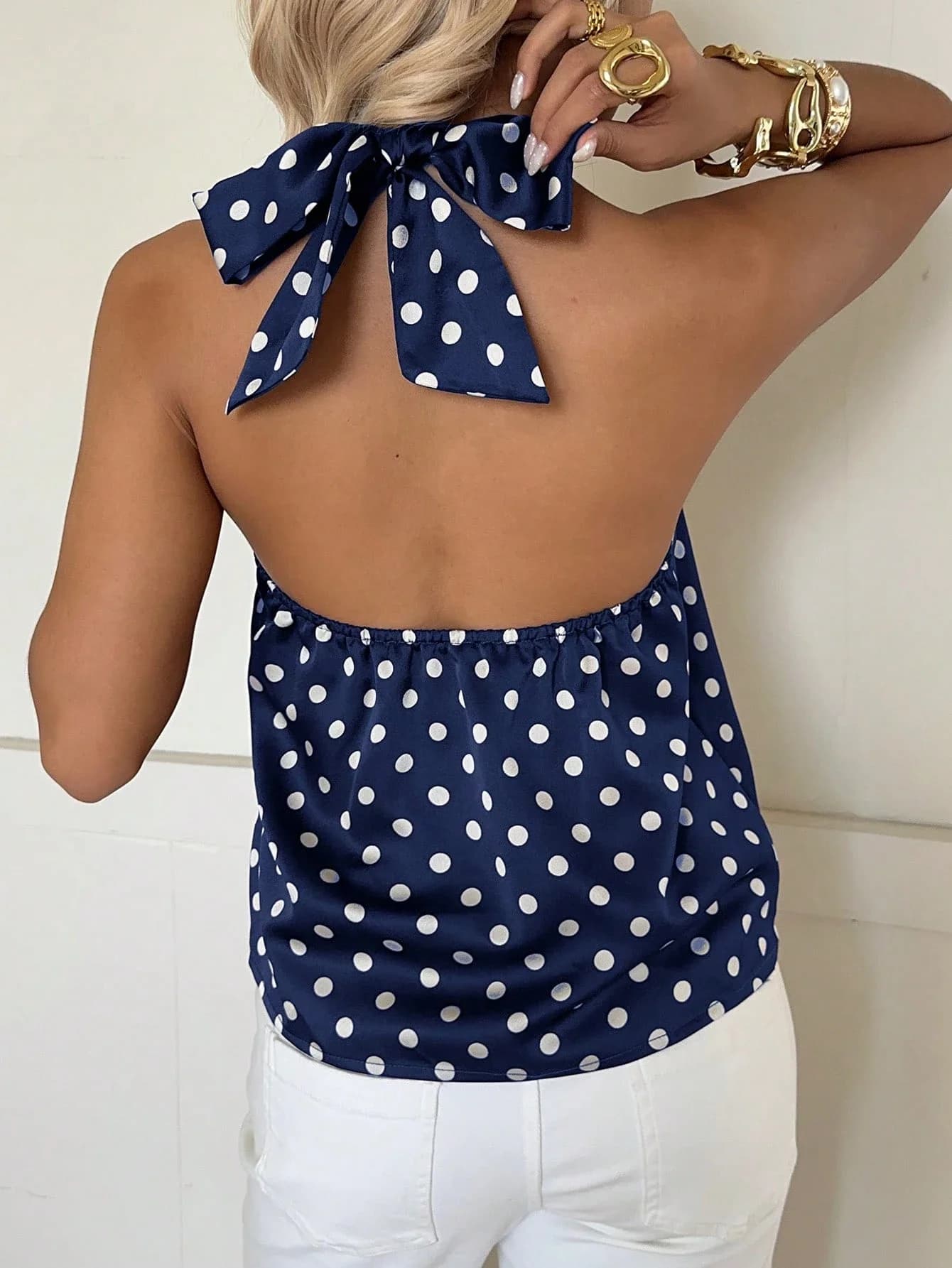 Camicetta casual da donna con scollo all'americana e pois, ideale per le vacanze