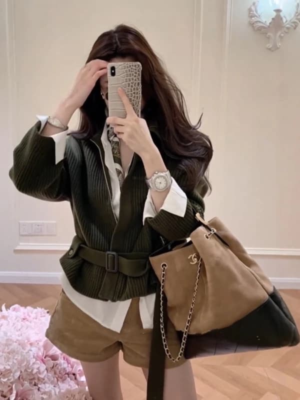 Set Tre Pezzi Stile Coreano: Maglia a Maniche Lunghe, Pantaloncini a Vita Alta e Cintura - Nuova Collezione Autunno Inverno per Donna