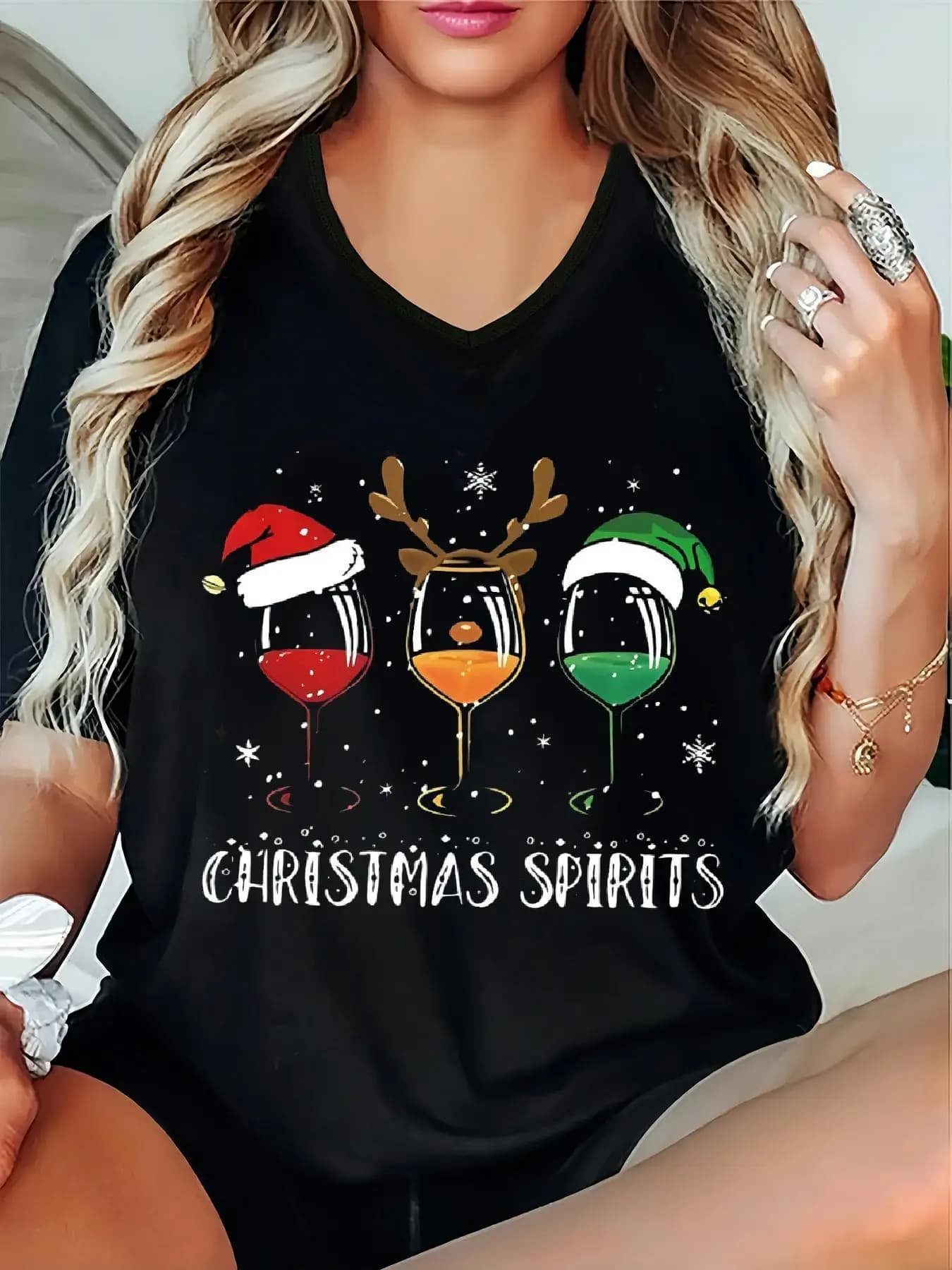 T-shirt natalizia da donna con motivo bicchiere di vino - Top casual ampio con scollo a V, design natalizio, 95% poliestere + 5% El