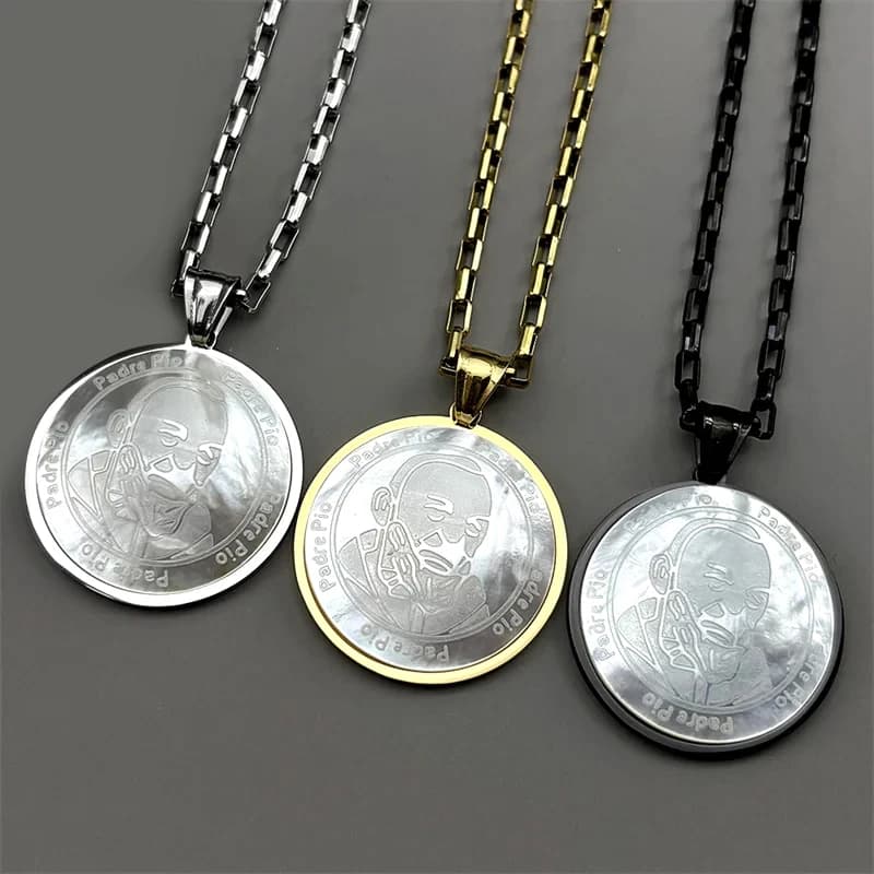 Collana con ciondolo medaglia di conchiglia naturale Padre Pio per donna uomo regalo di gioielli con catena tortica in acciaio inossidabile color oro argento