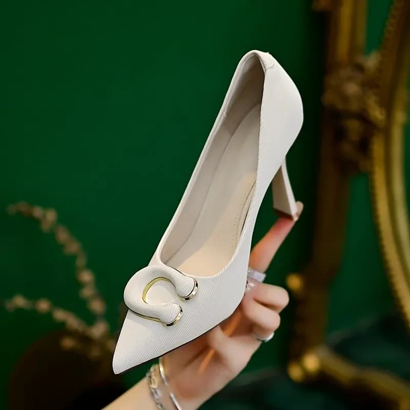 Scarpe con tacco sottile moda donna Autunno Nuova testa a punta Bocca superficiale Fibbia in metallo Tacchi alti slip-on resistenti all'usura