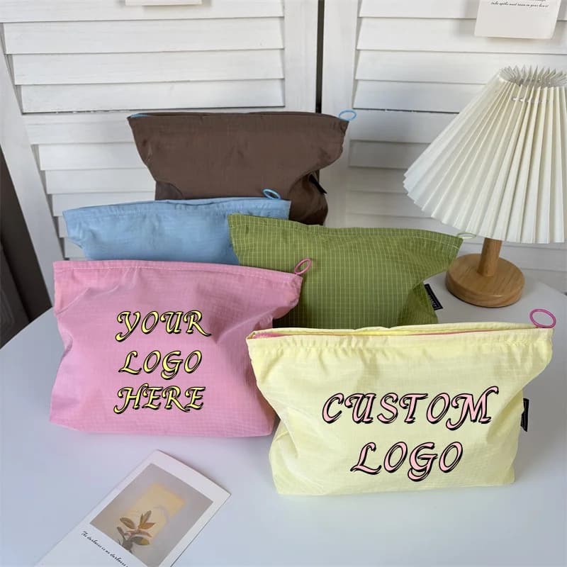 Borsa per il Trucco in Nylon Colorato con Logo Personalizzato, Impermeabile con Cerniera, Organizer da Viaggio per Cosmetici e Articoli da Toeletta per Donne