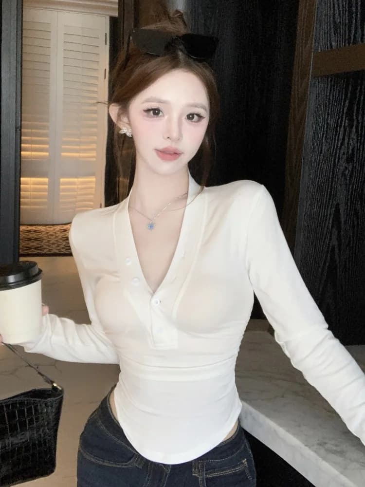 T-shirt bianca da donna a maniche lunghe con scollo a V e bottone singolo, design slim con piega interna, stile coreano, ideale per il commuting.