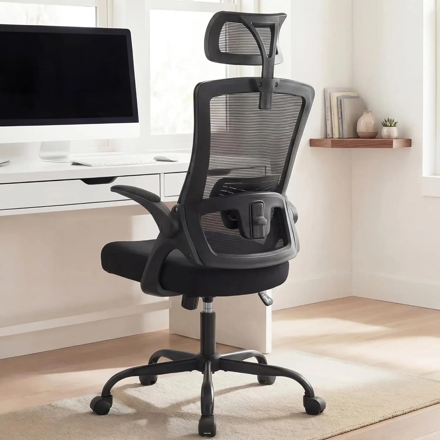 Sedia da ufficio ergonomica in rete con schienale alto, poggiatesta regolabile, supporto lombare, braccioli ribaltabili e ruote, colore nero