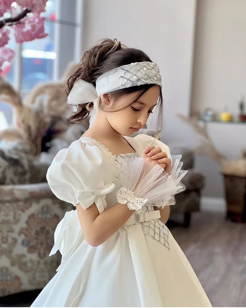 Abito da ragazza di fiori personalizzato Manica corta in raso bianco con fiocco Abiti da sposa eleganti per la prima festa di compleanno dell'Eucaristia del bambino
