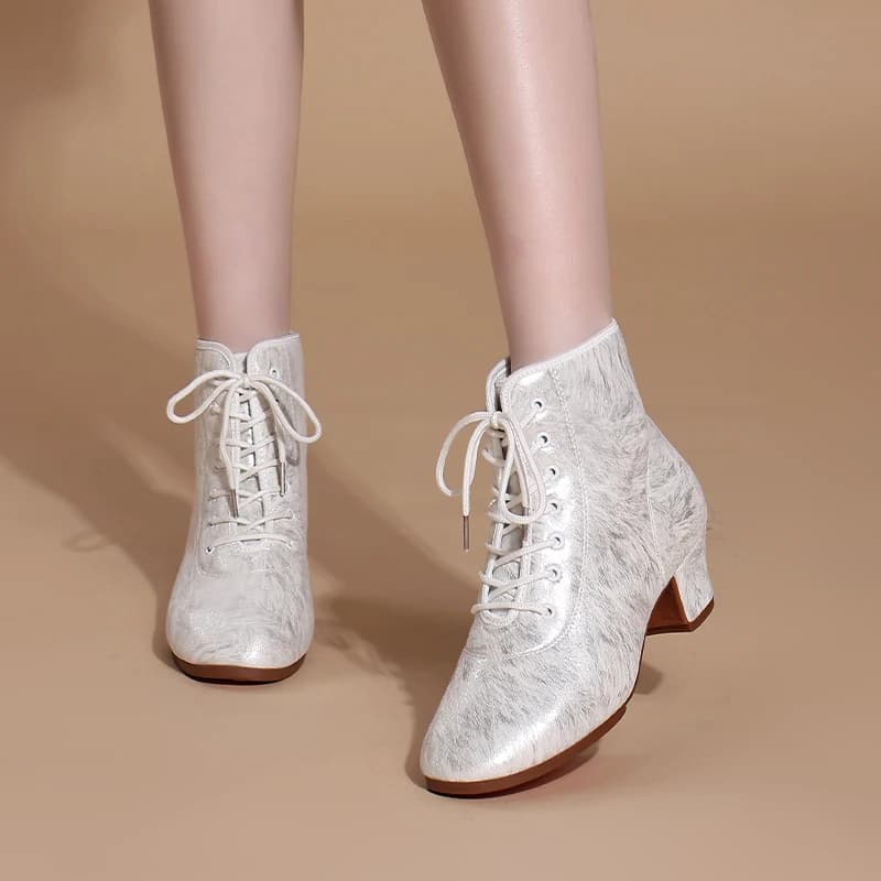 Stivali da ballo bianchi da donna, scarpe da ballo moderne e latine per adulti, stivali da ballo con tacco medio stringati con suola comoda