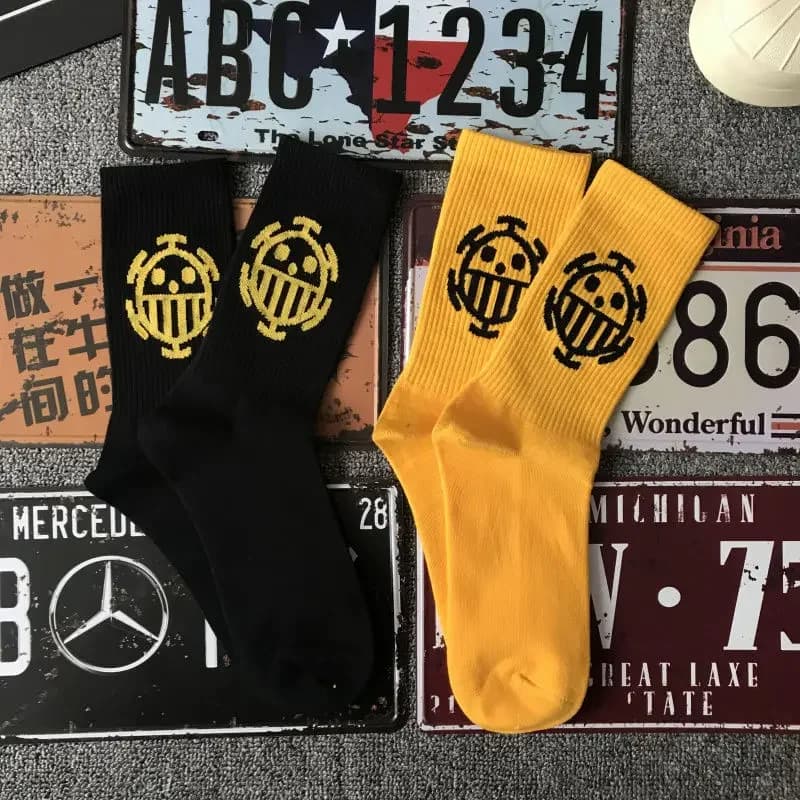 Modello di emblema One Piece anime cartoon, calzini di cotone a tubo medio da uomo e da donna, calzini sportivi di media lunghezza personalizzati