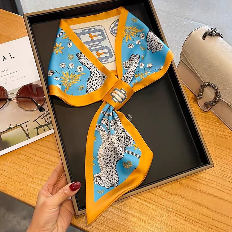 Sciarpa in Seta Piccola con Fiocco Incrociato Diagonale, Nuovo Stile Primavera Estate, Effetto Realistico, per Uomo e Donna - Articolo di Grande Successo