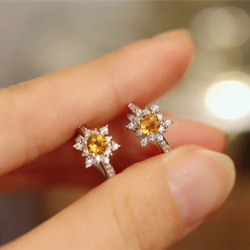 Inspired Inlaid Yellow Crystal Refreshing Snowflake Earrings for Women High Quality Fashion Half Arc Hoop Small Earings Jewelry