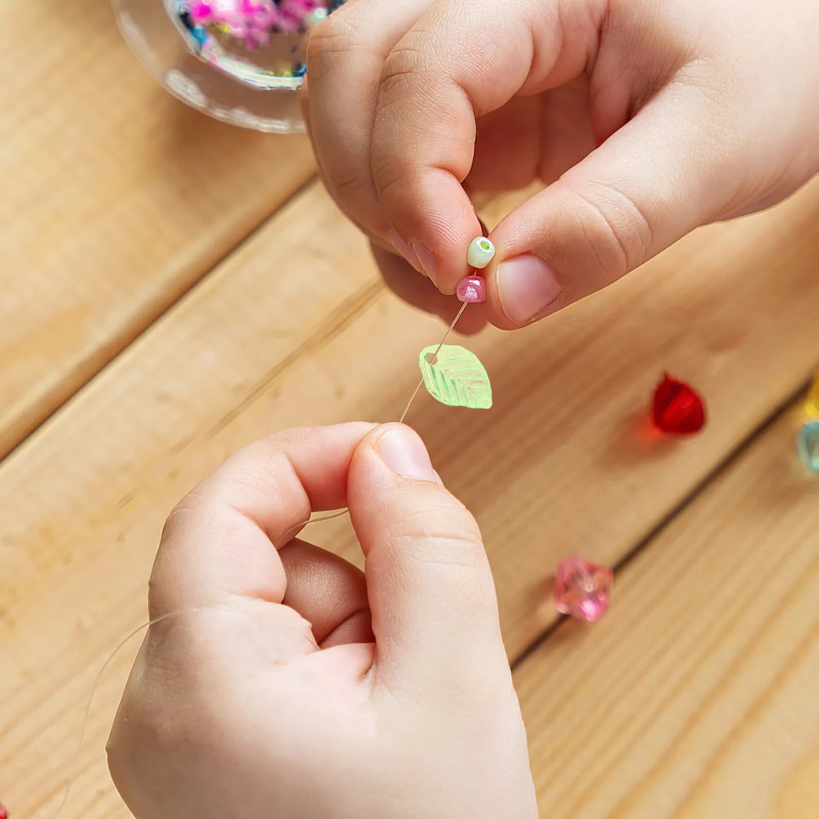 150 Pezzi Perline Acriliche a Forma di Foglia Verde, Ciondoli Trasparenti a Forma di Foglie d'Acero per Creazione di Gioielli Fai-da-Te, Collane, Orecchini, Braccialetti