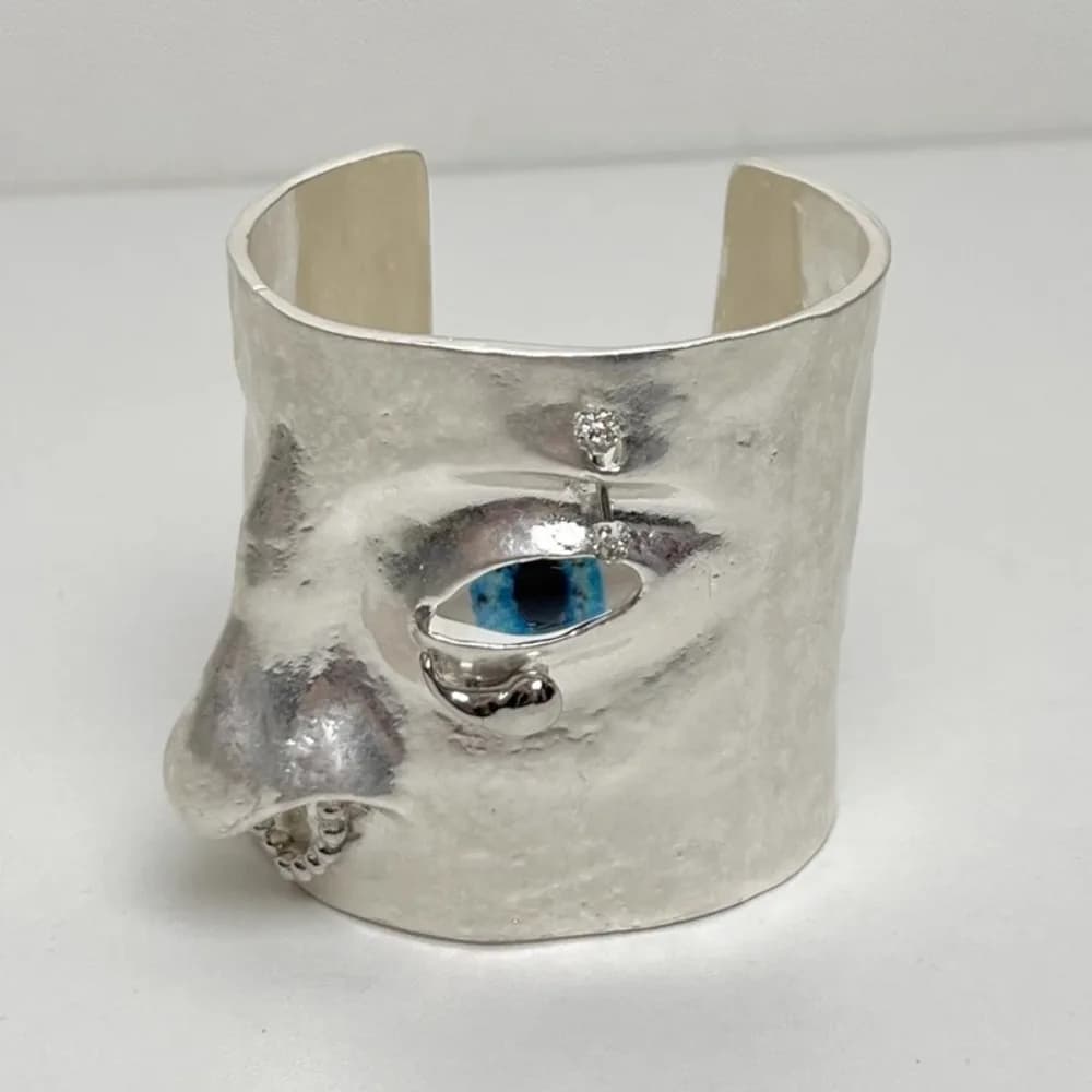 Bracciale Vintage con Caratteristiche Facciali, Bracciale a Polsino Aperto Esagerato, Bracciale Artigianale con Design 3D, Bracciale Aperto