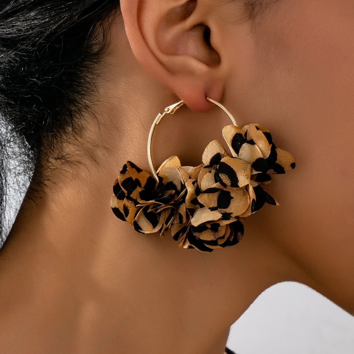 A Pair of Women's Pendant Earrings with Geometric Leopard Print, Suitable for Autumn and Winter, Perfect for Everyday Wear and Vacations