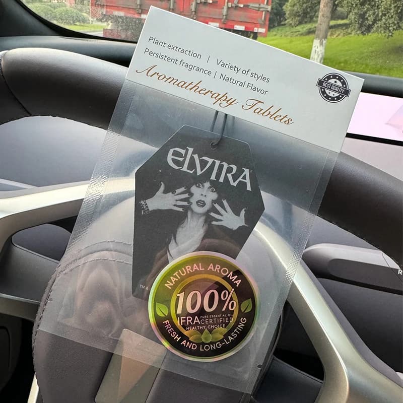 Profumo particolare (Elvira Coffin Classic) Fragranza Arctic Ice (Rinfrescante/Stile Estivo) Deodorante per Auto | Supporto per Specchietto Retrovisore e Clip per Bocchetta dell'Aria a Doppio Uso | Compresse per Aromaterapia in Materiale Naturale | Fragranza a Lunga Durata per 90 Giorni | Senza alcol | Non teme l'esposizione diretta al sole | Progettato specificamente per la rimozione degli odori in auto, armadi e bagni. | Grafica Animata per Cartoni Animati |