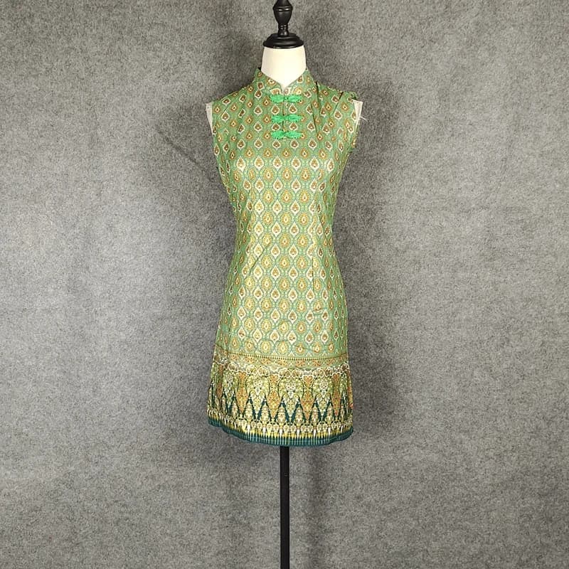 Abito Qipao Corto Snellente da Donna in Cotone Estivo, Stile Etnico, con Tessuto Dorato Goffrato, Spacco Basso e Senza Maniche
