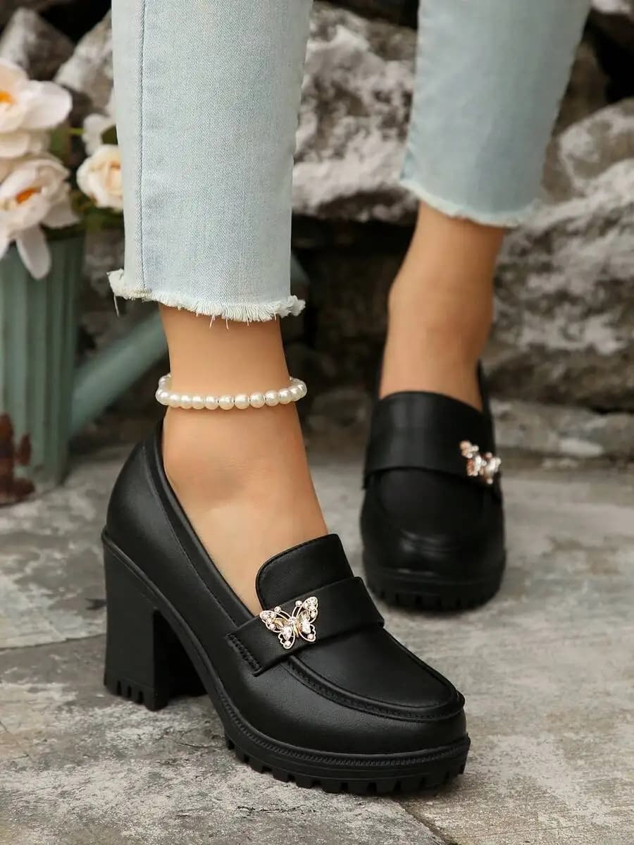 Mocassini neri da donna con decorazione a farfalla e cavigliera con perle, scarpe slip-on con tacco grosso