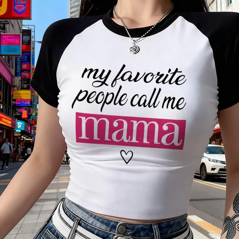 T-shirt corta da donna a maniche corte con stampa grafica e slogan 'My Favorite Person Calls Me Mom', top corto sexy