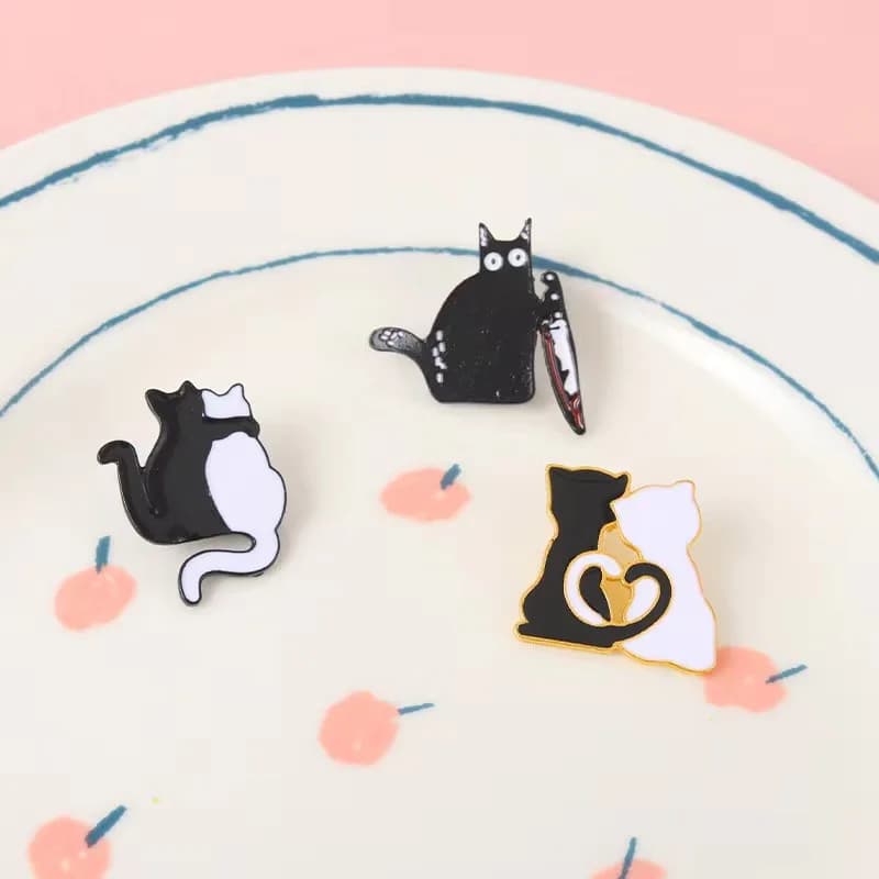 Loving Kitten coppia spille smaltate nero bianco gatto abbraccio coltello spille bavero distintivo in metallo giacca zaino regalo per donna uomo gioielli