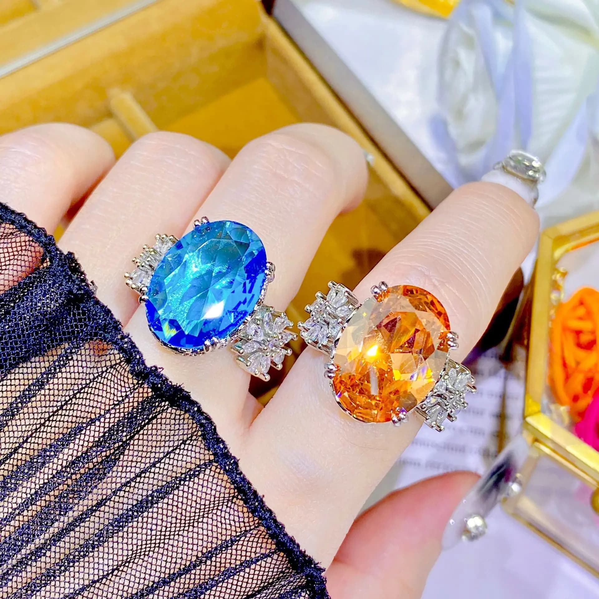 Il temperamento di lusso leggero brilla l'anello di diamanti champagne squisito di nicchia intarsiato con anello da donna blu topa da 12 carati di Santa Maria