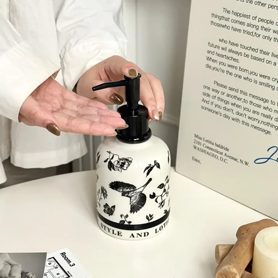 Dispenser di sapone liquido disegnato a mano Bottiglia separata Pres Accessori per il bagno Bottiglia di dispenser per shampoo per lavaggio del corpo in ceramica per uso domestico