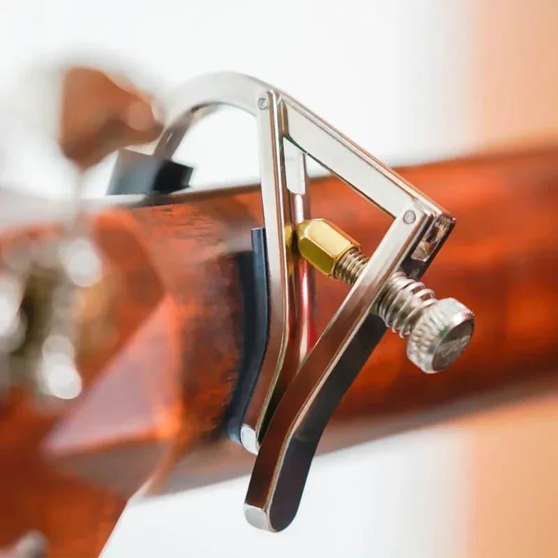 Capotasto per Chitarra con Portaplettro Integrato e Clip per Regolazione Tono - Design Universale Classico a Sgancio Rapido per Chitarra e Violino