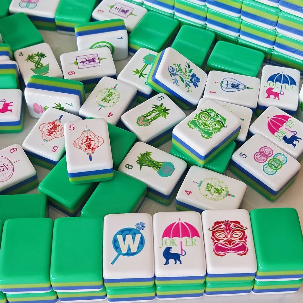 New American Mahjong Set 4-Layer Acrylic Mahjong Tiles Engraved Portable Travel Mah Jongg Game Set for Family Entertainment Gift