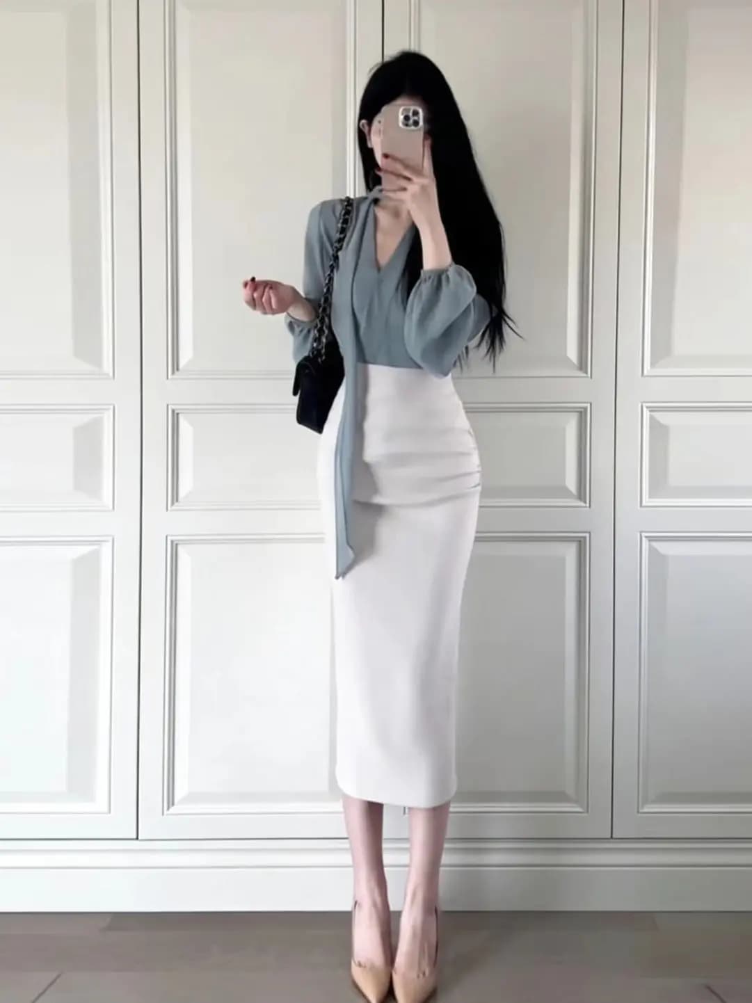 Completo da donna alla moda con camicia a maniche lunghe slim fit scollo a V e gonna a vita alta, stile casual traspirante, design francese, Primavera 2026