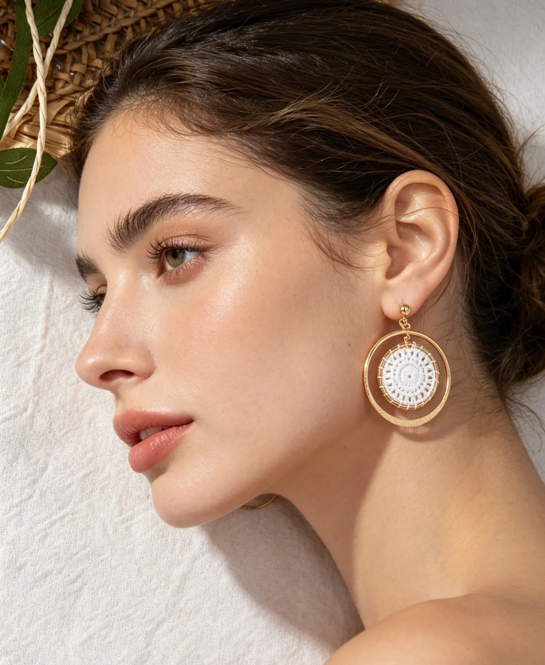 Un paio di orecchini a cerchio all'uncinetto in stile bohémien, orecchini pendenti dorati e bianchi intrecciati a mano, gioielli per le orecchie in stile etnico esagerato, accessori moda