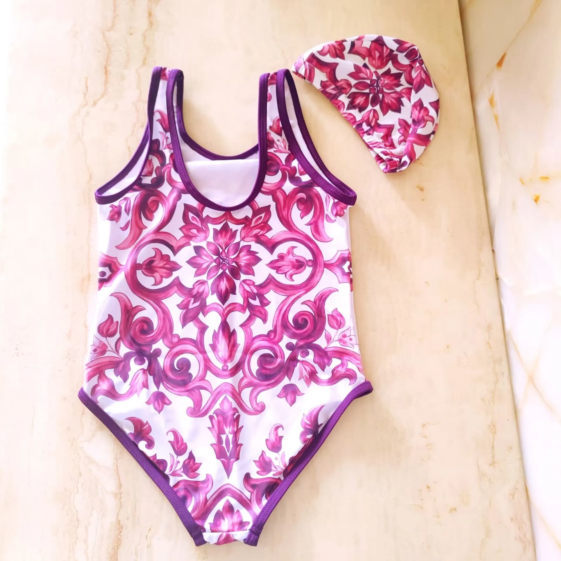 Nuovo Costume da Bagno Intero Floreale Viola 2026 per Bambine con Cuffia da Nuoto, Abbigliamento da Bagno per Neonate e Bambine Piccole