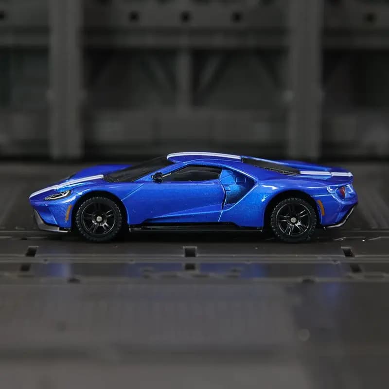 CCA 1:64 Ford GT 2017 shock absorbing alloy suitable for collection and can be given as a birthday gift to friends