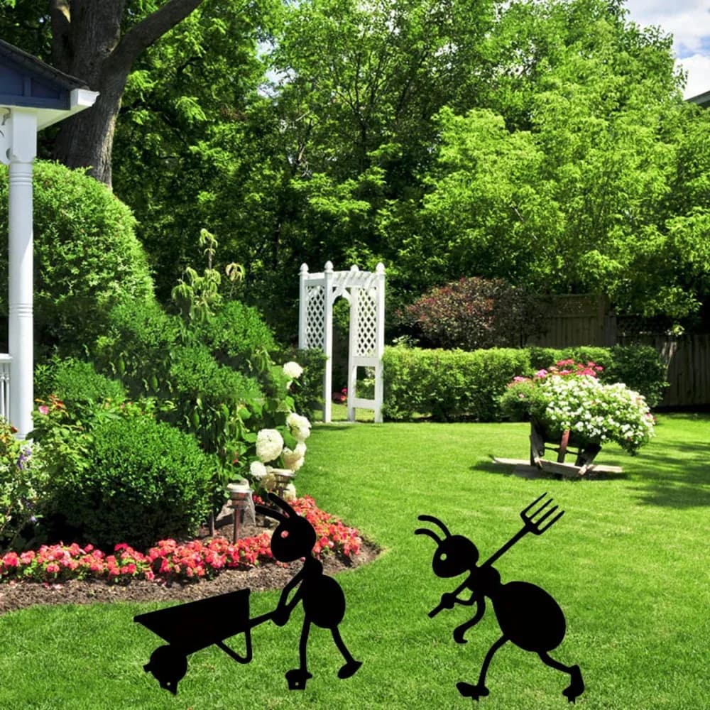Affascinanti formiche in metallo per giardino-ornamenti da giardino all'aperto e picchetti da prato. Arte perfetta in ferro per l'arredamento del cortile e del giardinaggio