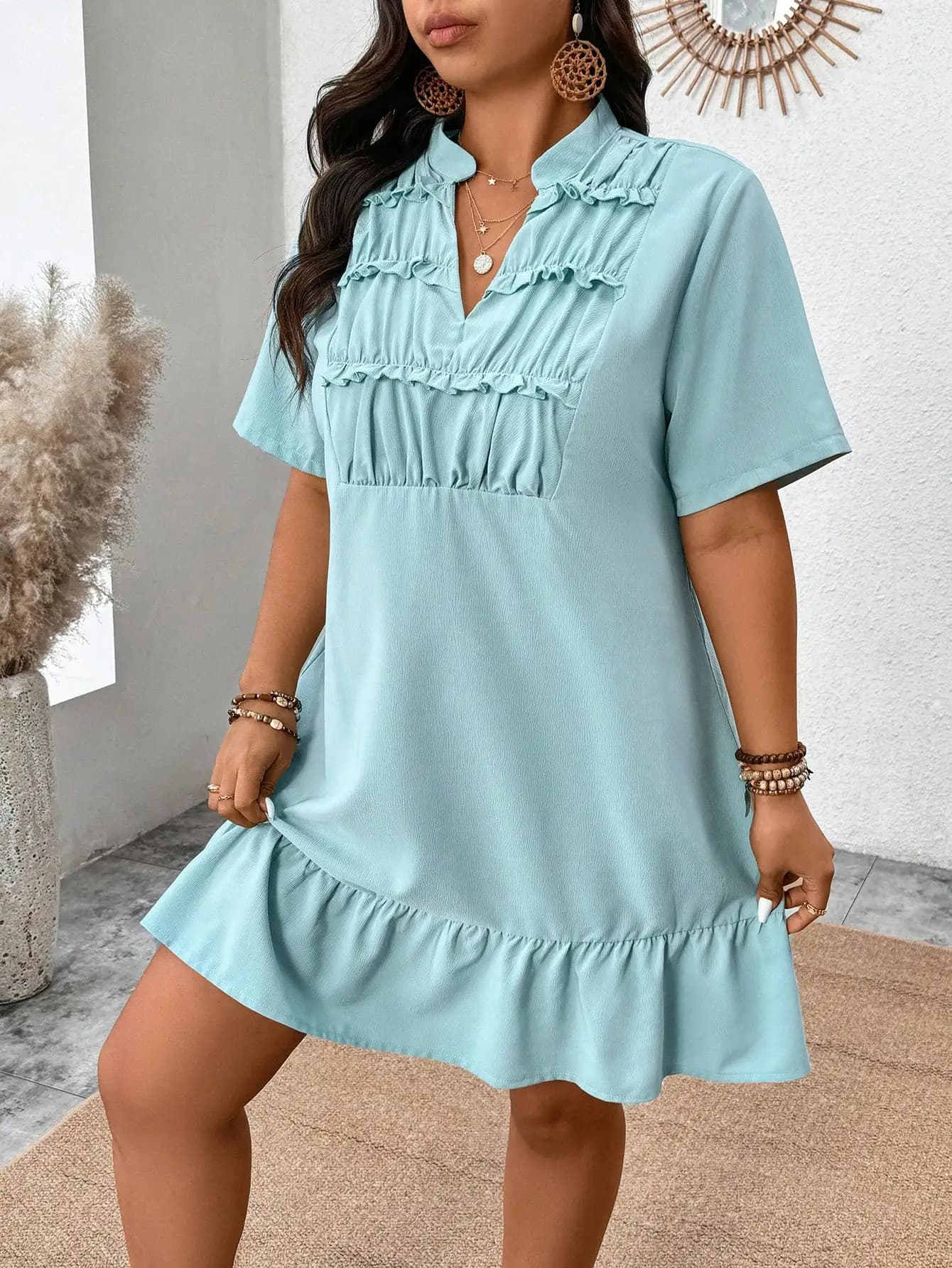 Abito Mini Casual da Donna Taglie Forti, Tinta Unita, Scollo a V, con Arricciature e Balze