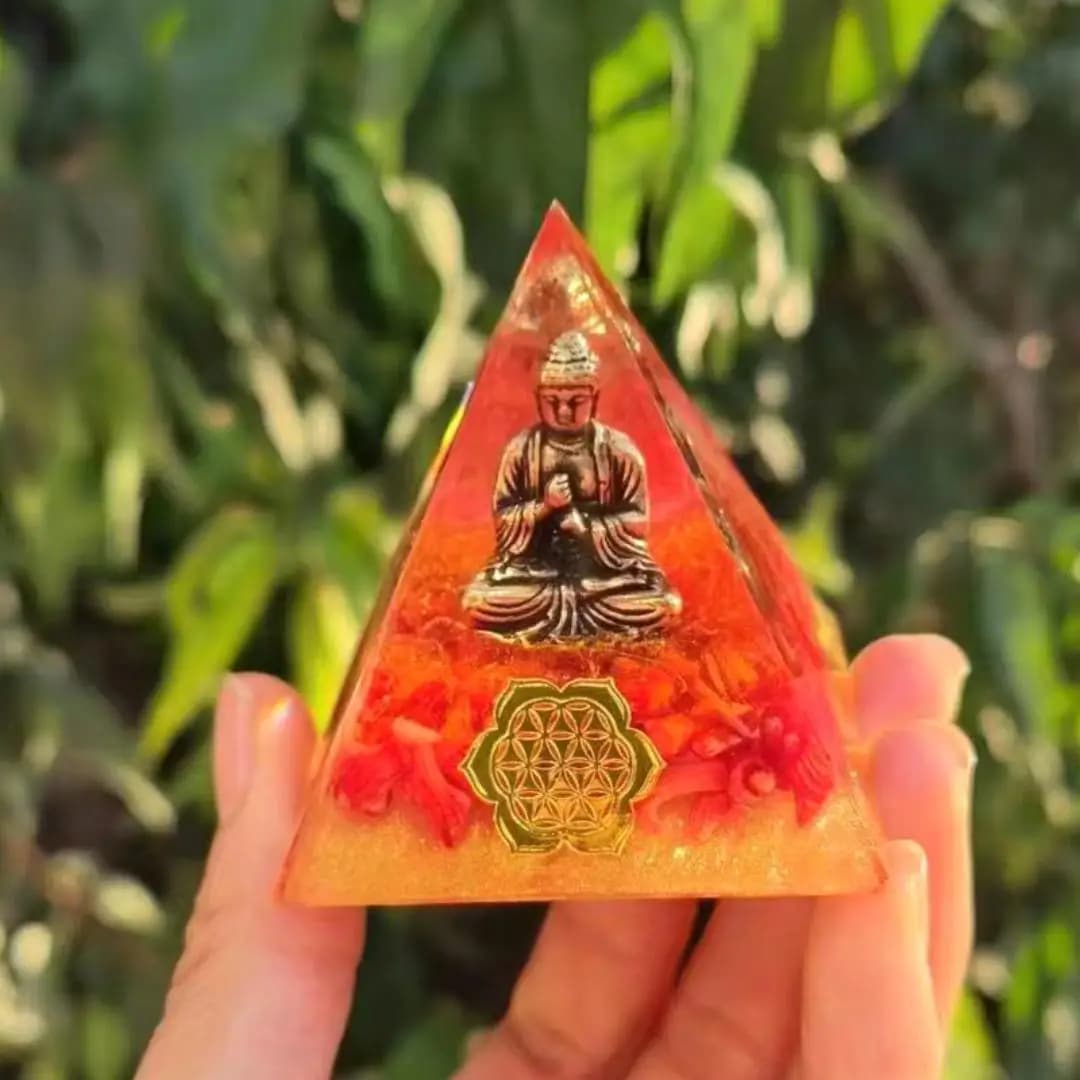 1pc Statua di Buddha Piramide Cristallo Ghia Resina Epossidica Desktop di Casa Ornamenti Fatti A Mano, Piramide di Cristallo Organite