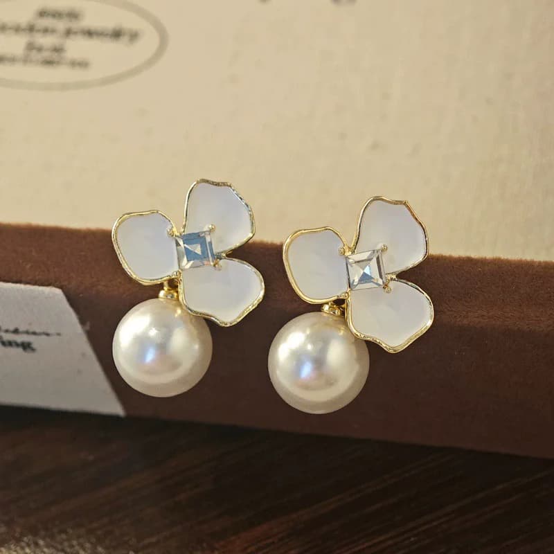 Eleganti orecchini pendenti con fiori bianchi intarsio rombo strass ciondoli imitazione perla orecchini pendenti gioielli alla moda per le donne
