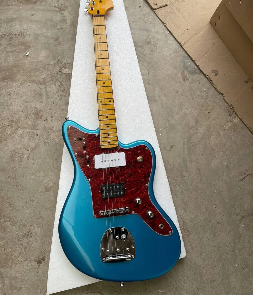 Chitarra elettrica a 6 corde con hardware cromato con manico in acero, fornisce un servizio personalizzato