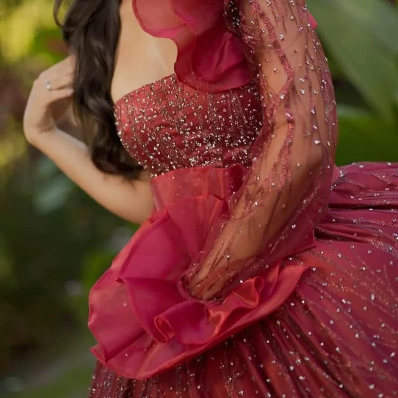 Abito Quinceanera bordeaux lucido Decalcomania con glitter di cristallo con spalle scoperte Coda lunga Abiti da 15 Quinceanera Personalizza