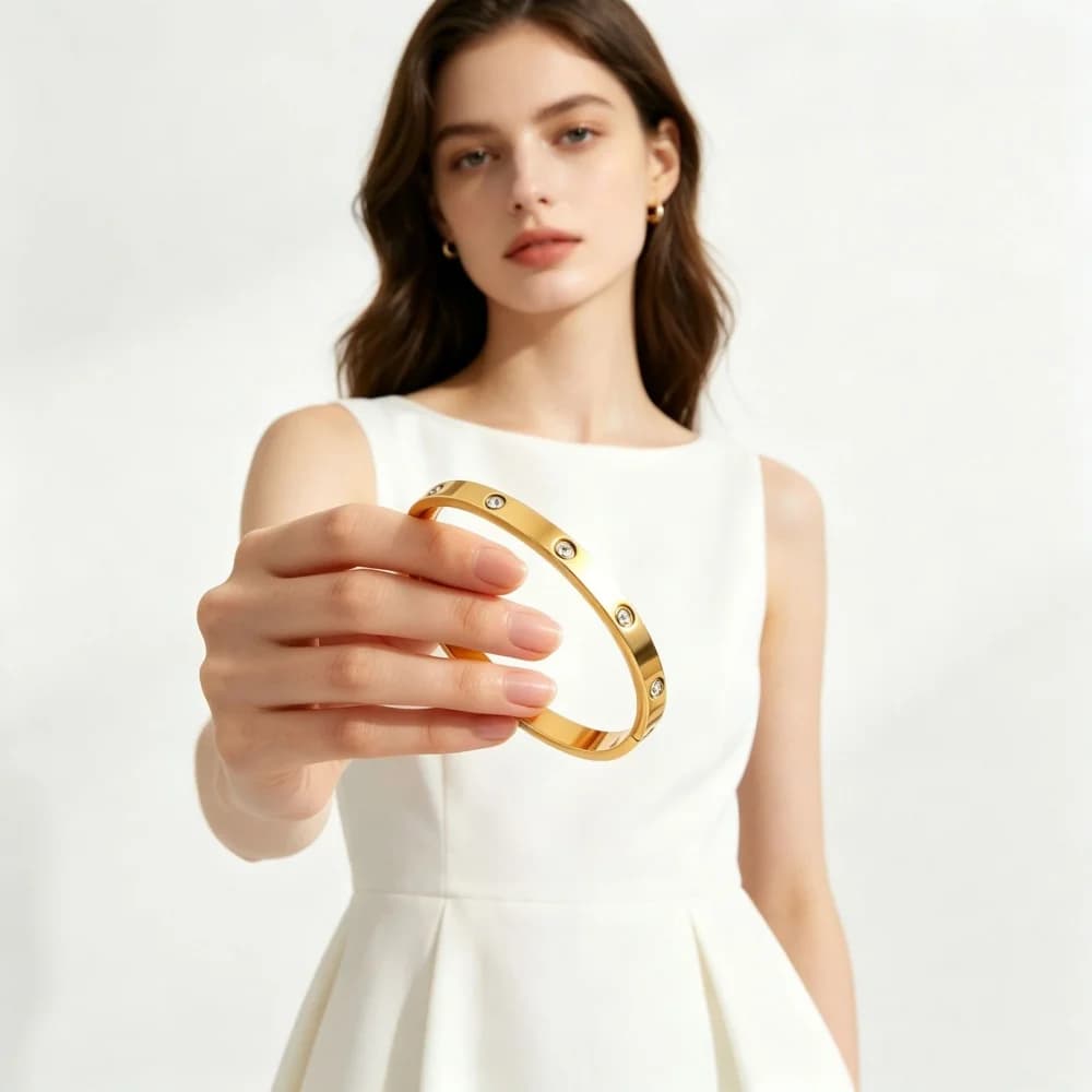 Bracciale classico dorato con strass, lussuoso bracciale a polsino chiuso per uso quotidiano, ideale per l'ufficio e il tempo libero