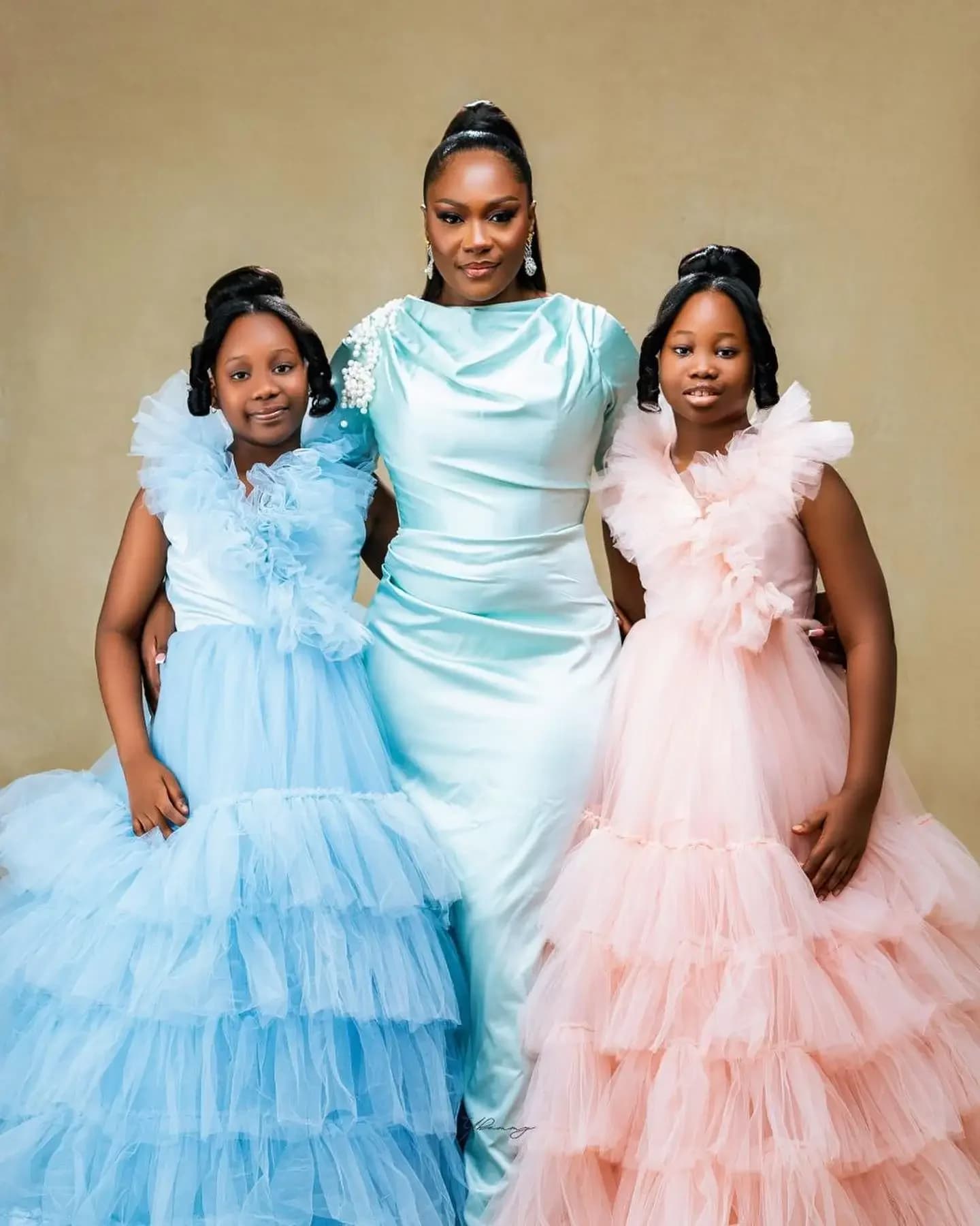 Abito da battesimo elegante personalizzato per regalo di compleanno Abito da ragazza di fiori senza maniche in tulle per abiti da ballo per spettacoli di ballo per bambini